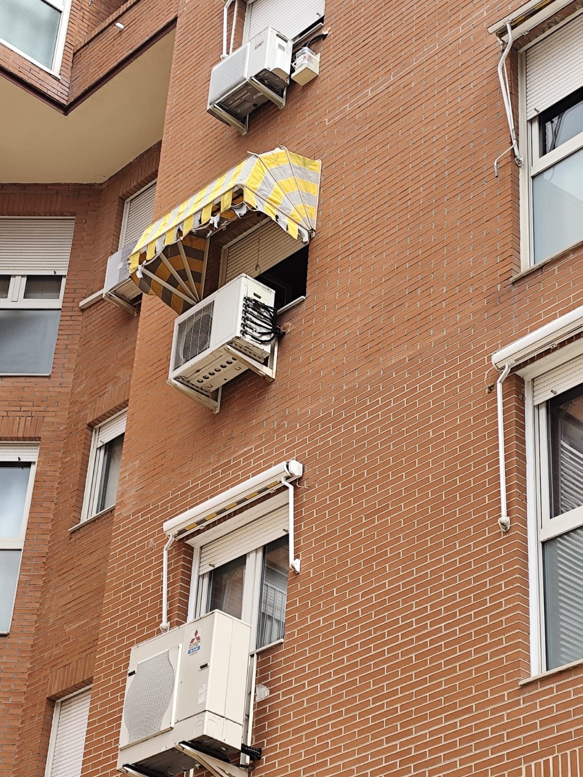Técnico de VOKTERA reparando una persiana en el Sur de Madrid